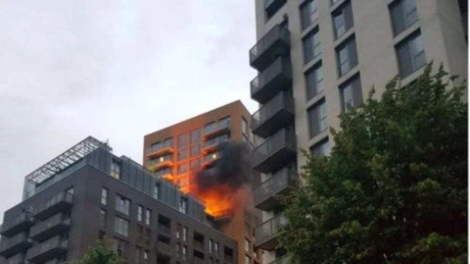 Φωτιά σε πολυκατοικία στο Λονδίνο ακριβώς έναν χρόνο μετά την τραγωδία του Γκρένφελ (βίντεο)